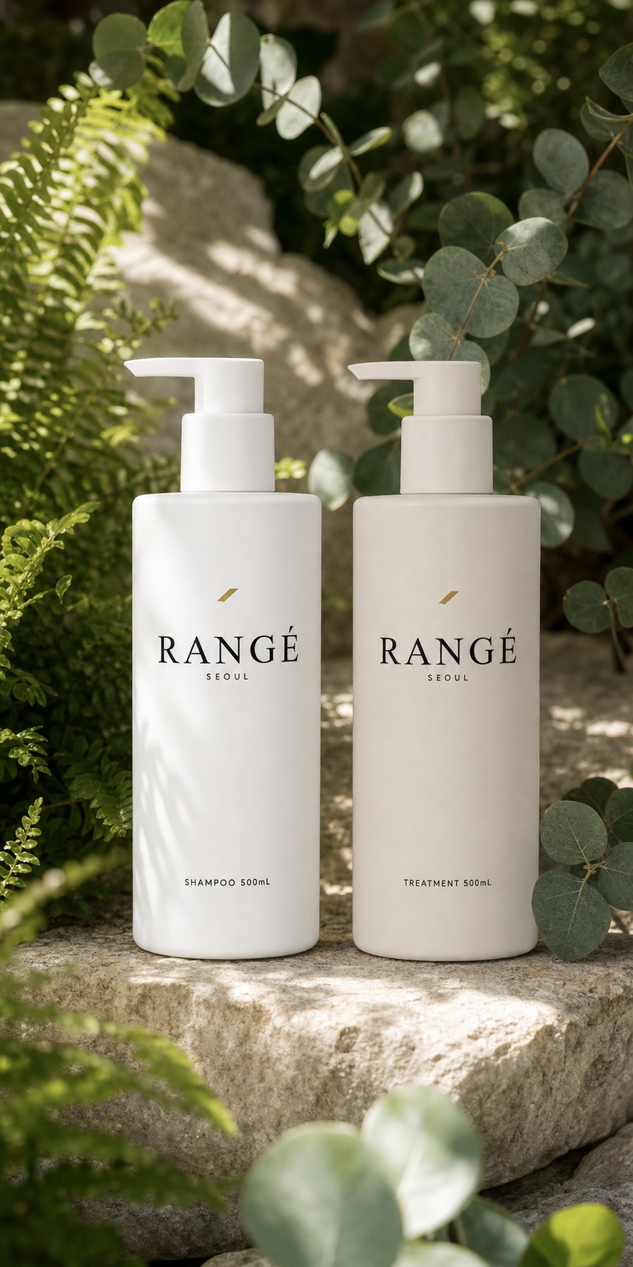초록 식물과 화강암 위에 놓인 RANGÉ SEOUL 샴푸와 트리트먼트