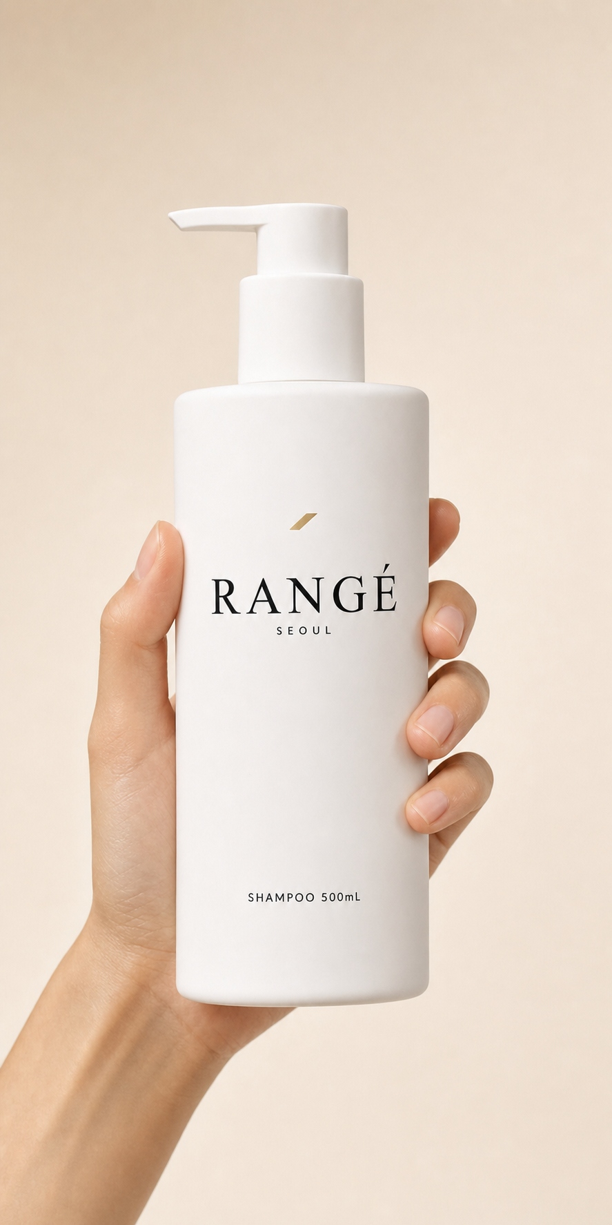 손에 든 RANGÉ SEOUL 샴푸 클로즈업