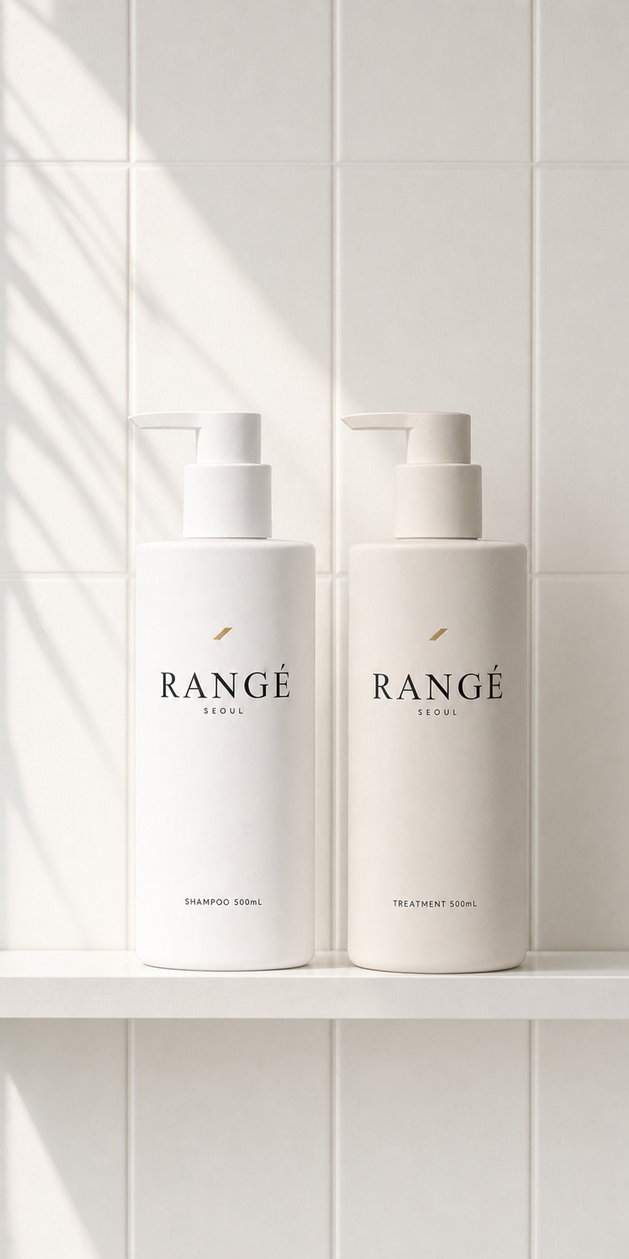 욕실 선반 위 RANGÉ SEOUL 샴푸와 트리트먼트